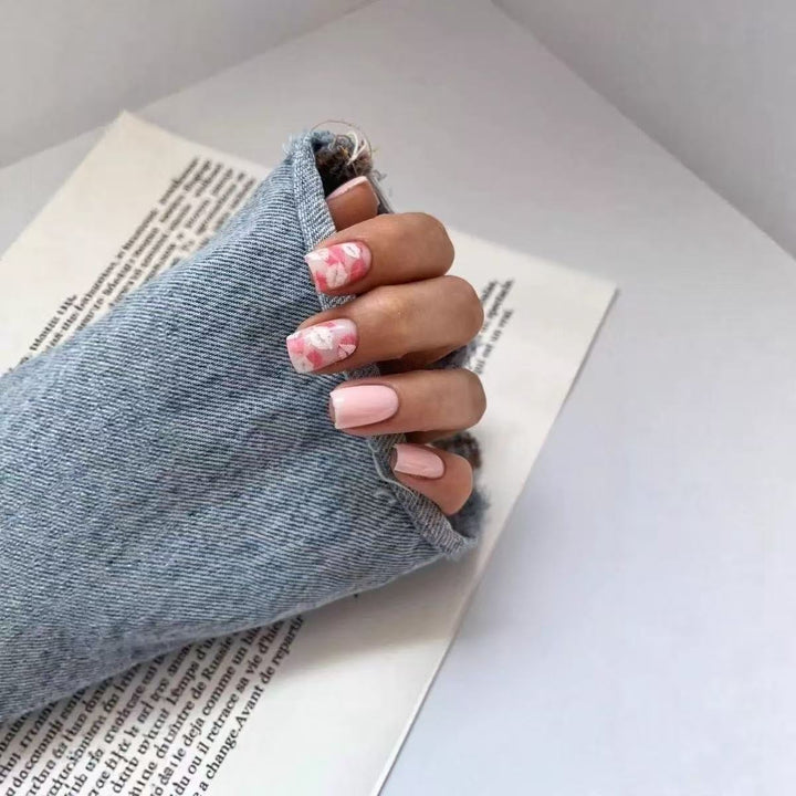 Kunstnagelset mit elegantem Blumendesign Karnz
