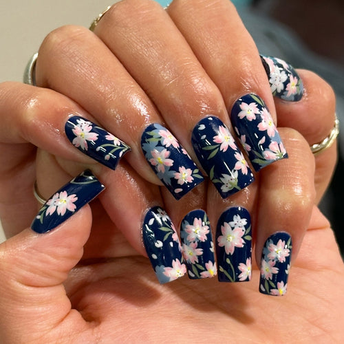 Kunstfingernägel Im Floralen Design Karnz