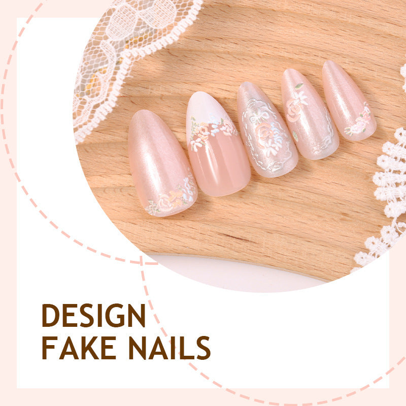 Kreatives Kunstnagelset mit floralen und glitzernden Verzierungen Karnz