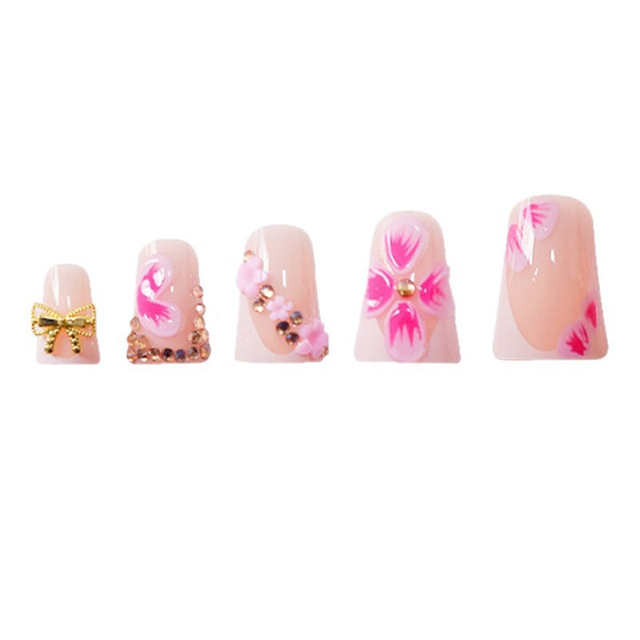 Elegante florale Press-On Nagelkunst mit Edelsteinakzenten Karnz