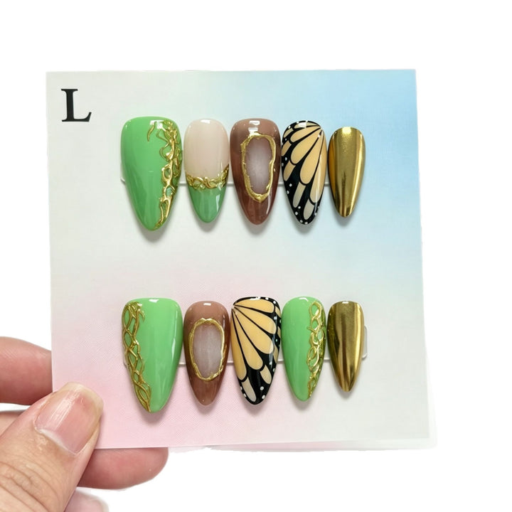 Künstlerisches Press-On-Nagelset mit luxuriösen Blumen- und Golddesigns