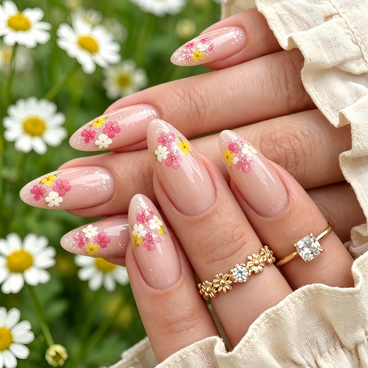 Elegante Kunstnägel mit Floralen Verzierungen Karnz