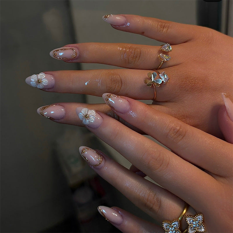 Luxuriöses Press-On Nail Art Set mit goldenen Akzenten Karnz