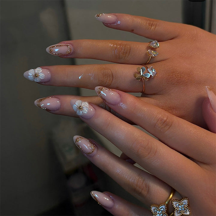 Luxuriöses Press-On Nail Art Set mit goldenen Akzenten Karnz