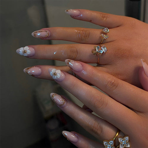 Luxuriöses Press-On Nail Art Set mit goldenen Akzenten Karnz