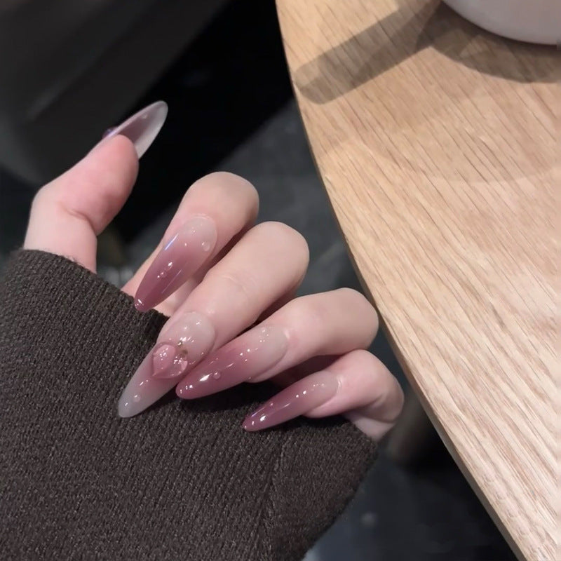 Elegante Stiletto Press-On Nägel mit Herzakzenten Karnz