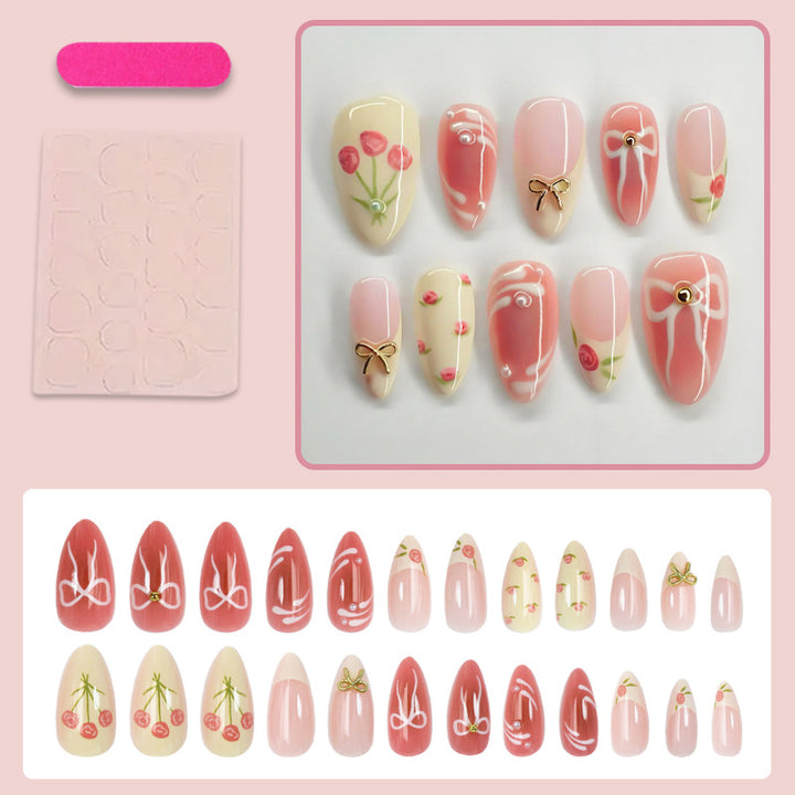 Kunstnagelset mit floralen Akzenten und elegantem Glitzer Karnz