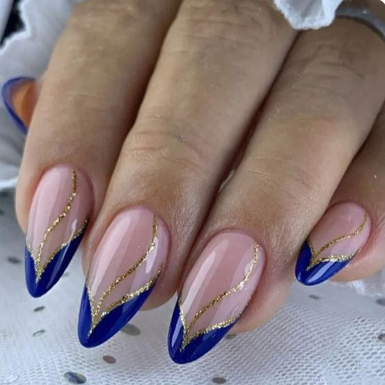 Künstlerisches Nageldesign mit eleganten goldenen Akzenten Karnz
