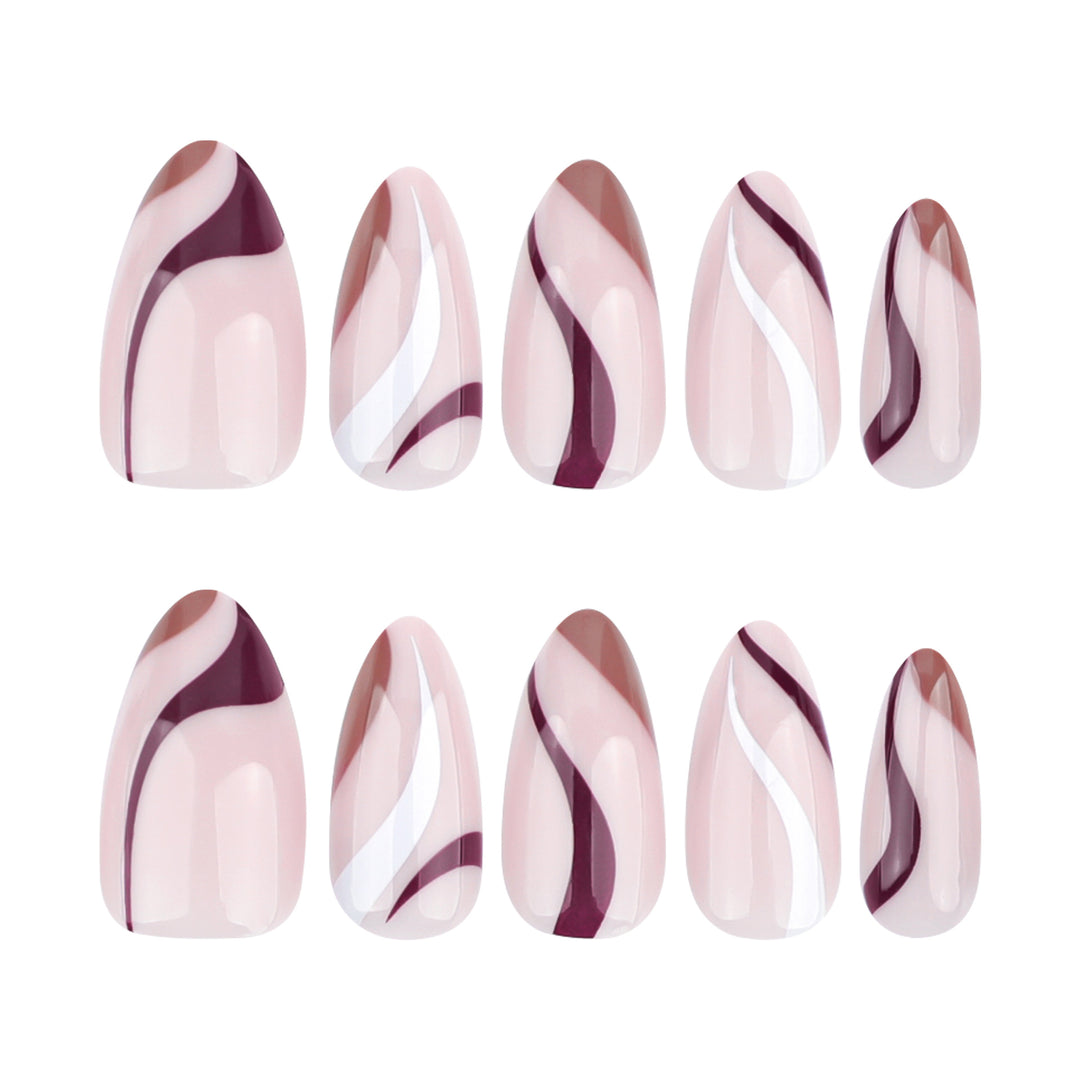 Elegante Nagelkunst mit modernem Wellenmuster und Glitzerakzenten Karnz