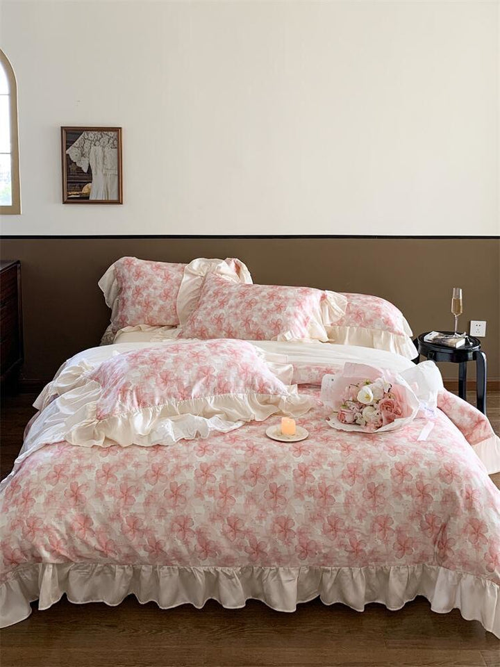 Romantische Rüschen-Bettgarnitur aus Baumwoll-Perkal mit floralem Jacquardprint
