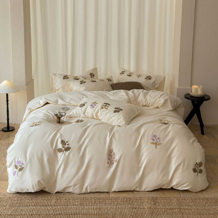 Hand-besticktes botanisches Satin-Bettbezug-Set mit Eckenbindern & dekorativen Kissenbezügen