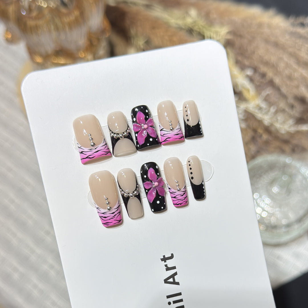 Dekoratives Press-On Nagel Set mit floralem und gestreiftem Design Karnz