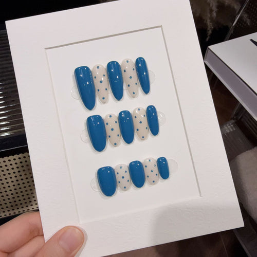Dekoratives Press-On-Nagelset mit künstlerischem Design Karnz