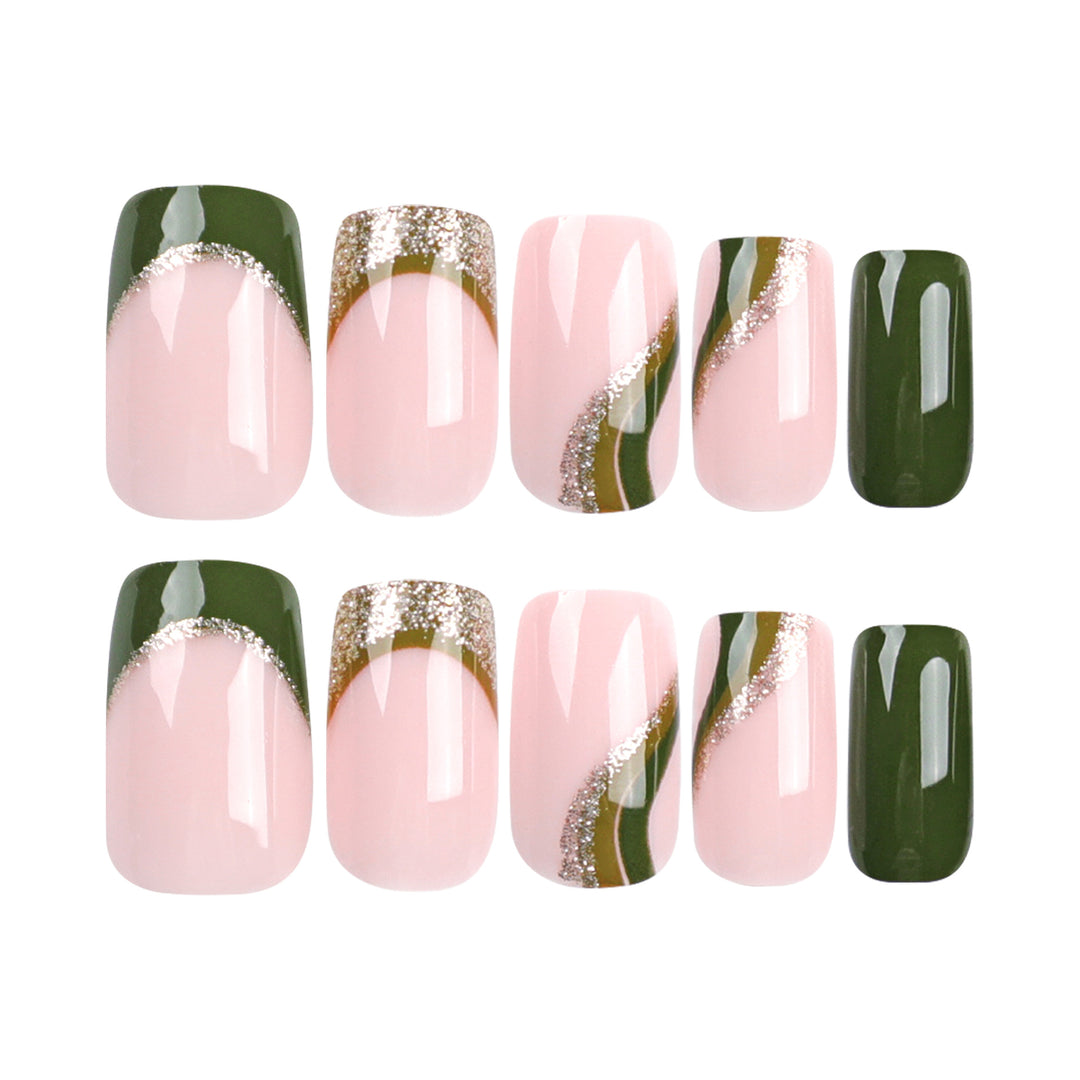 Kunstvolle Nagelverlängerungen mit goldenen Akzenten und elegantem Design Karnz