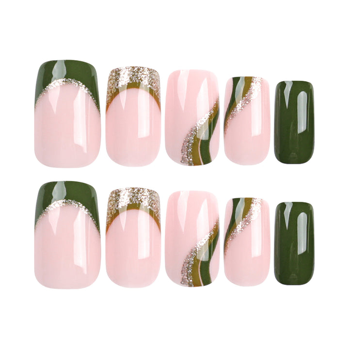 Kunstvolle Nagelverlängerungen mit goldenen Akzenten und elegantem Design Karnz