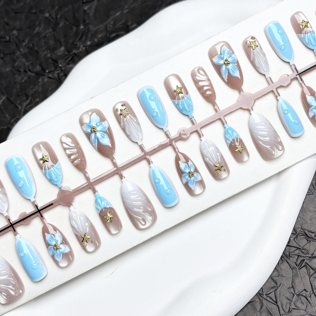 Künstlerisches Press-On Nagelkunstset mit floralen Designs