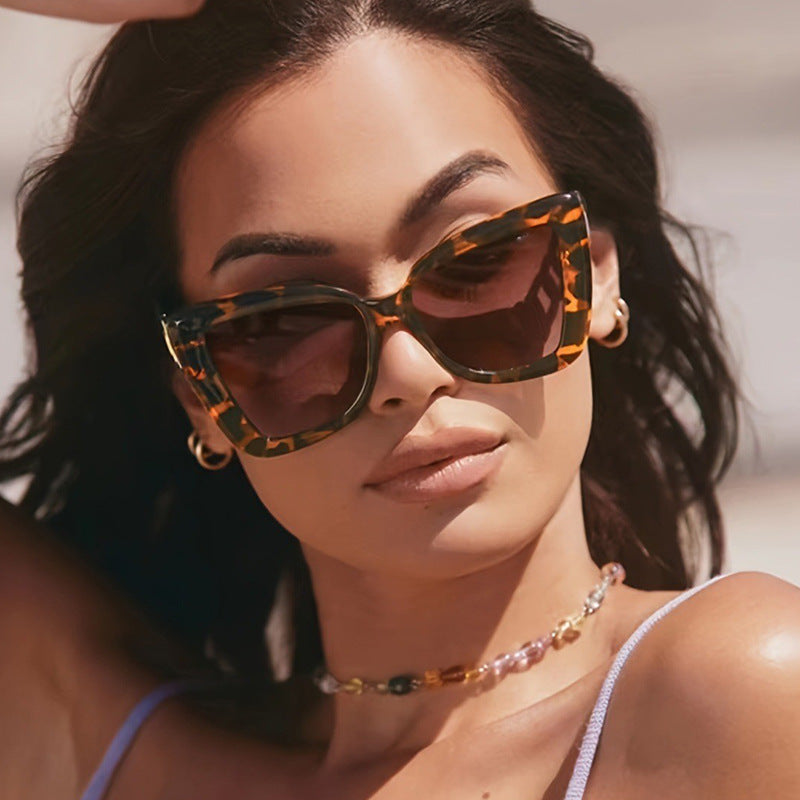 Damen trendige Katzenaugen-Sonnenbrille mit raffiniertem Muster Karnz
