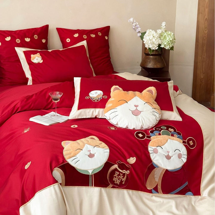 Hochwertige Satin-Bettwäschegarnitur mit chinesisch-inspirierten Katzen-Applikationen und Kontrastpaspel