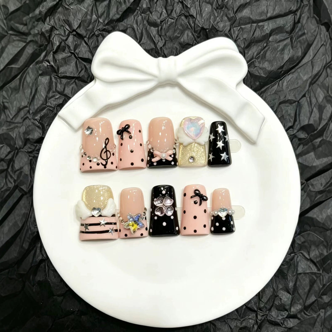 Dekoratives Press-On Nail Art Set mit einzigartigen Charms