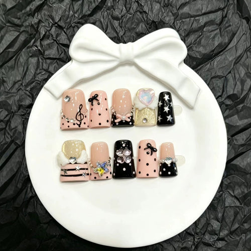 Dekoratives Press-On Nail Art Set mit einzigartigen Charms