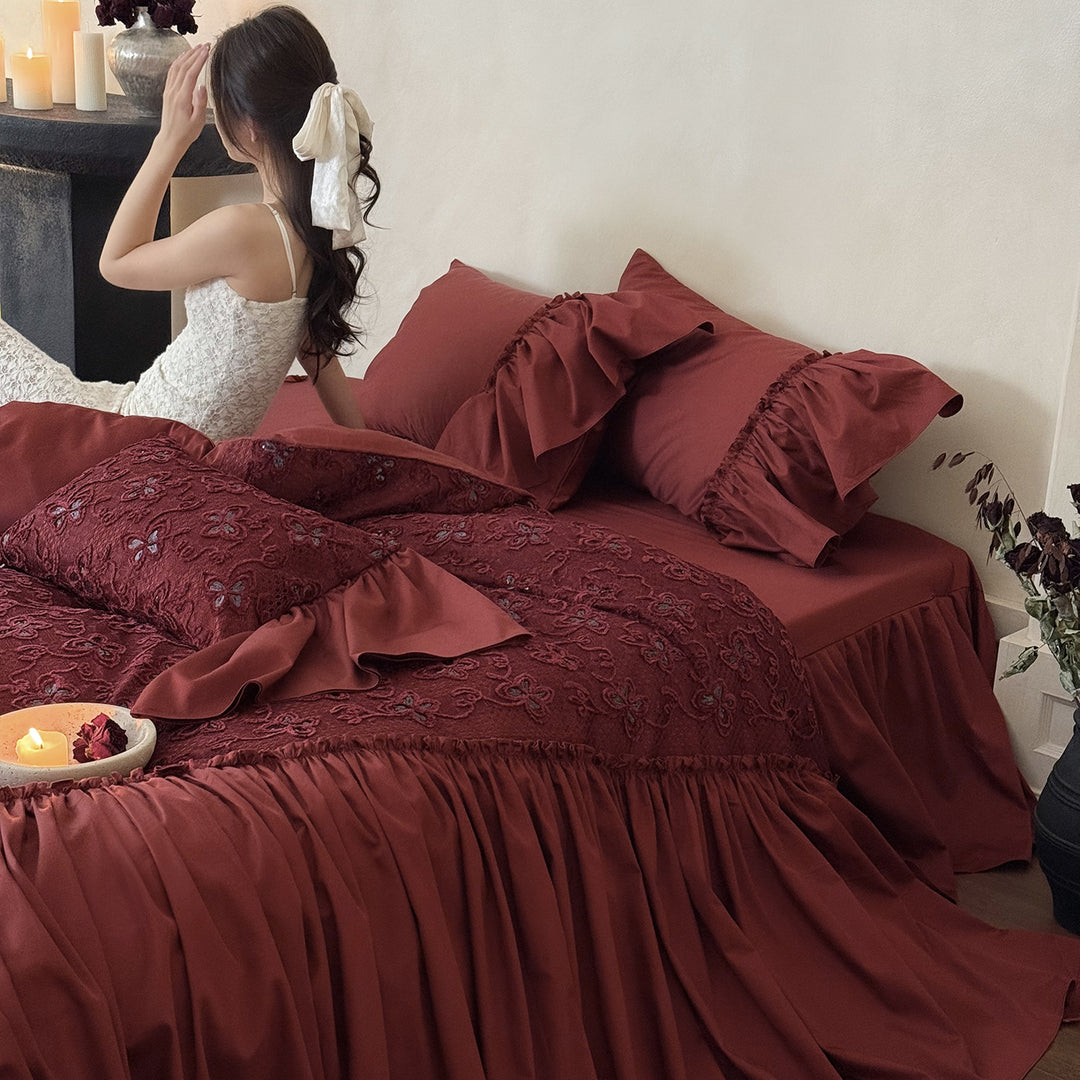 Opulente Rüschentagesdecke- und Bettbezuggarnitur aus Baumwollsatin mit besticktem Zierkissen