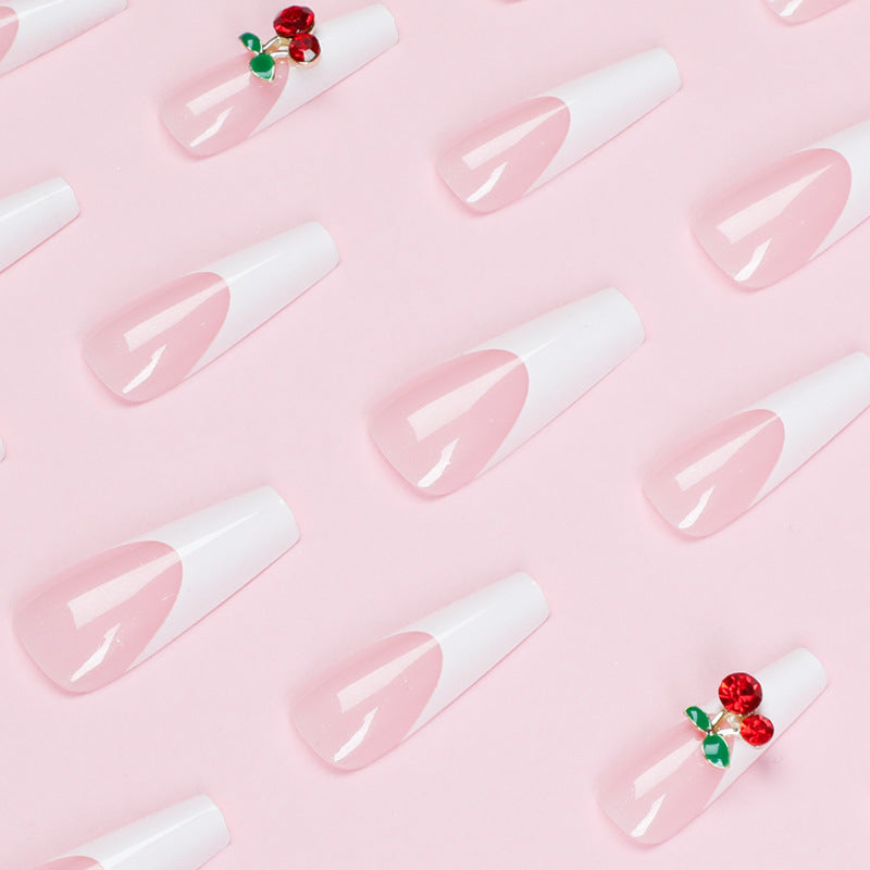 Elegante und kunstvolle Nagelverlängerungen mit floralem Akzent Karnz
