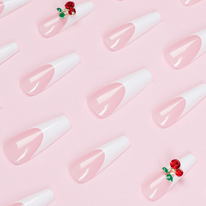 Elegante und kunstvolle Nagelverlängerungen mit floralem Akzent Karnz