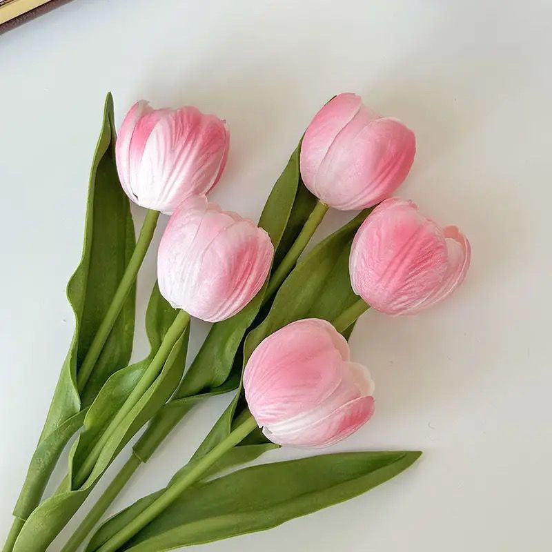 Dekorativer künstlicher Tulpenstrauß