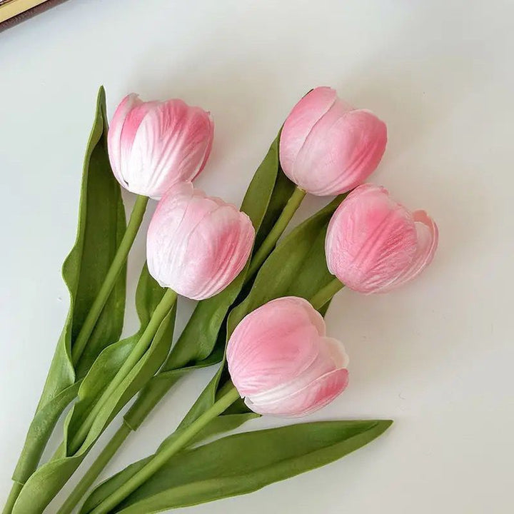 Dekorativer künstlicher Tulpenstrauß