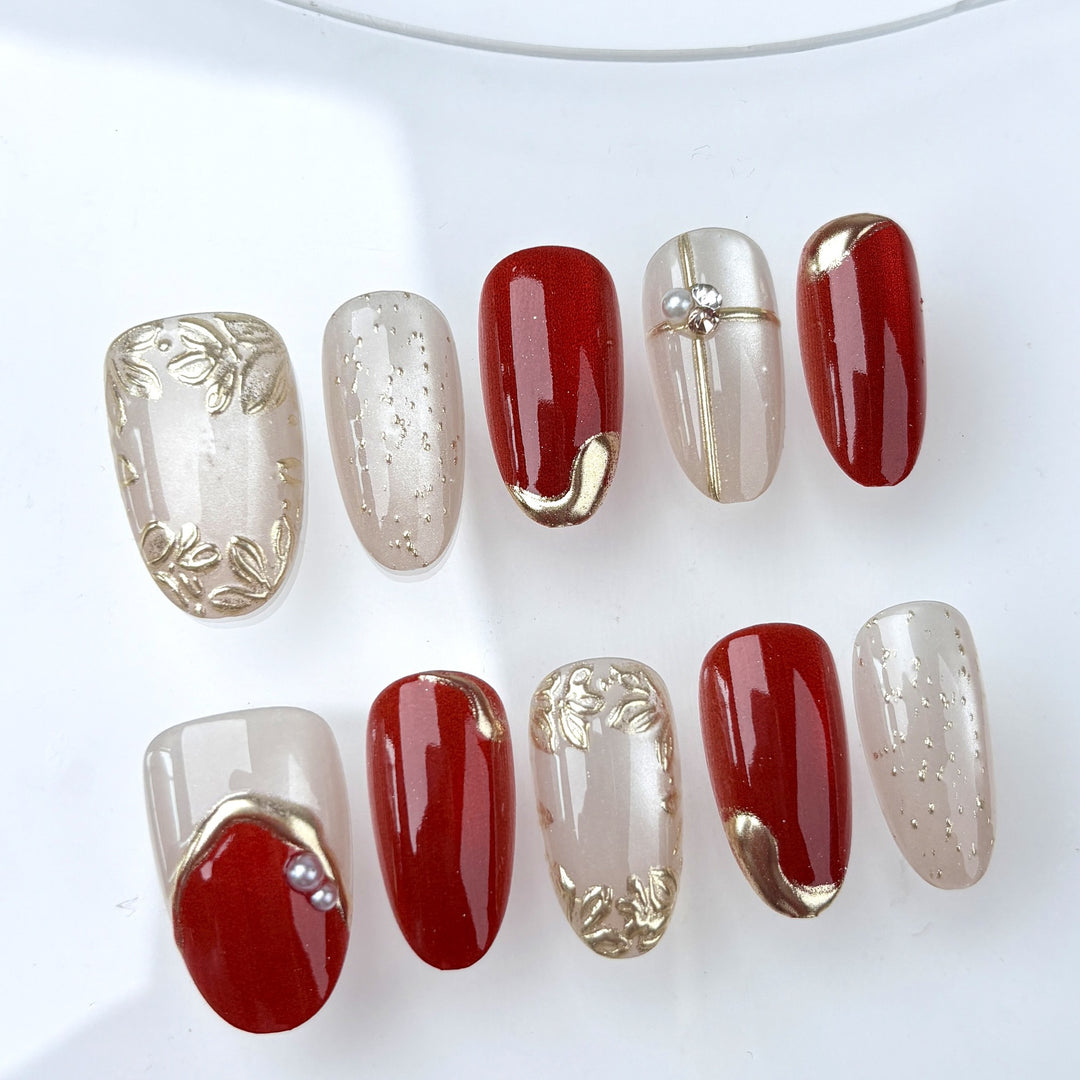 Kunstnägel mit elegantem Goldakzent Karnz