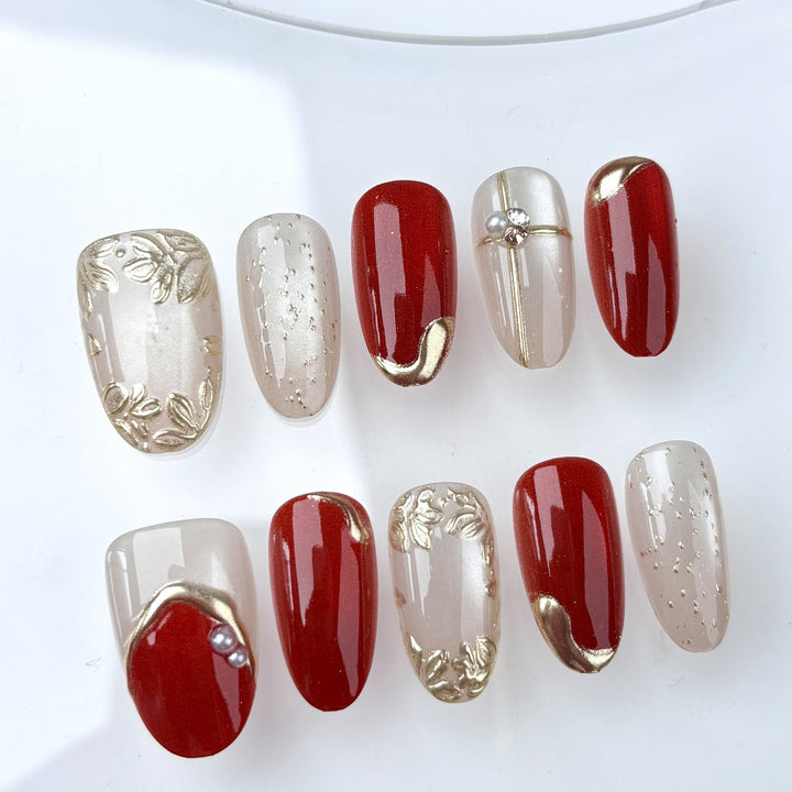 Kunstnägel mit elegantem Goldakzent Karnz
