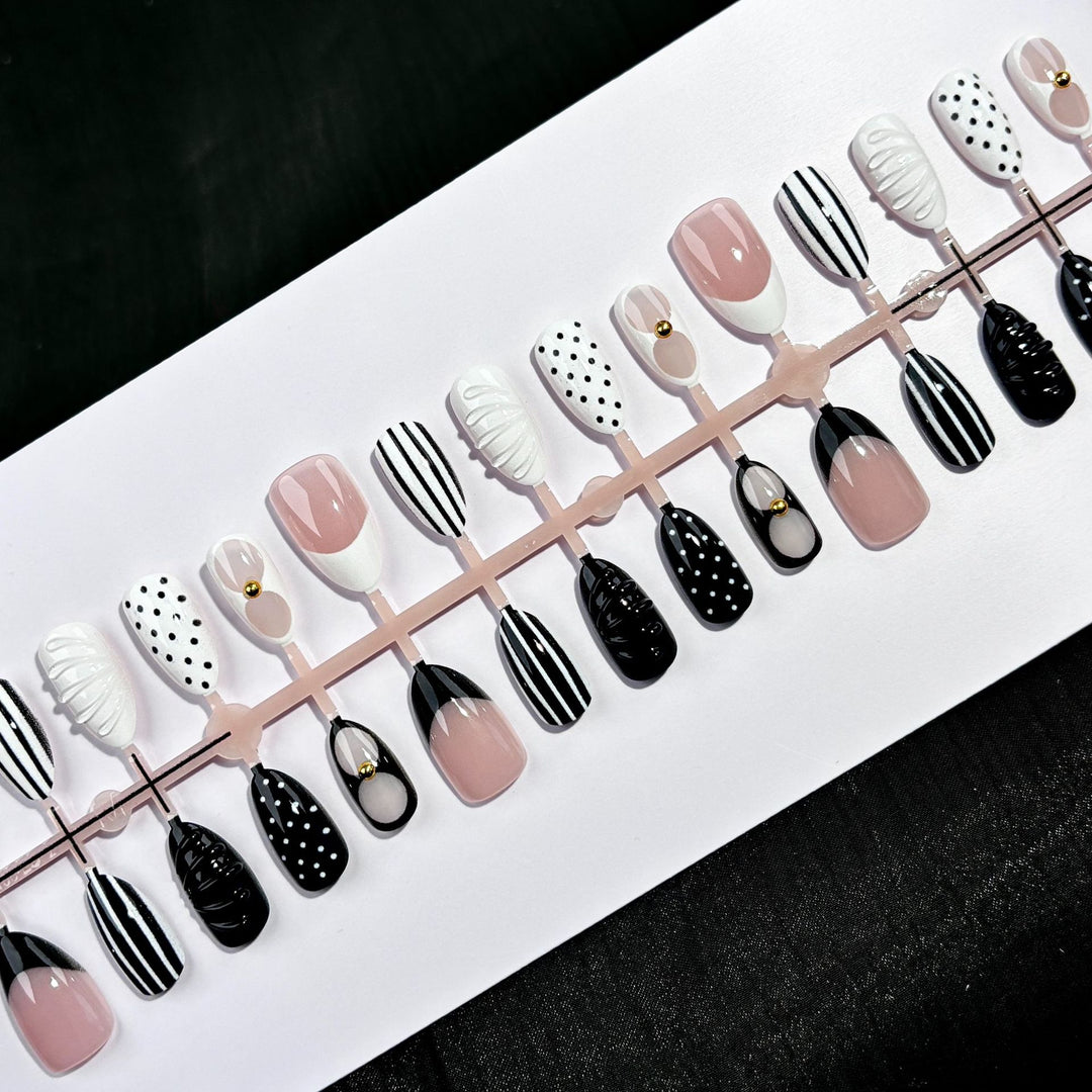 Künstlerisches gestreiftes Press-On-Nagelset
