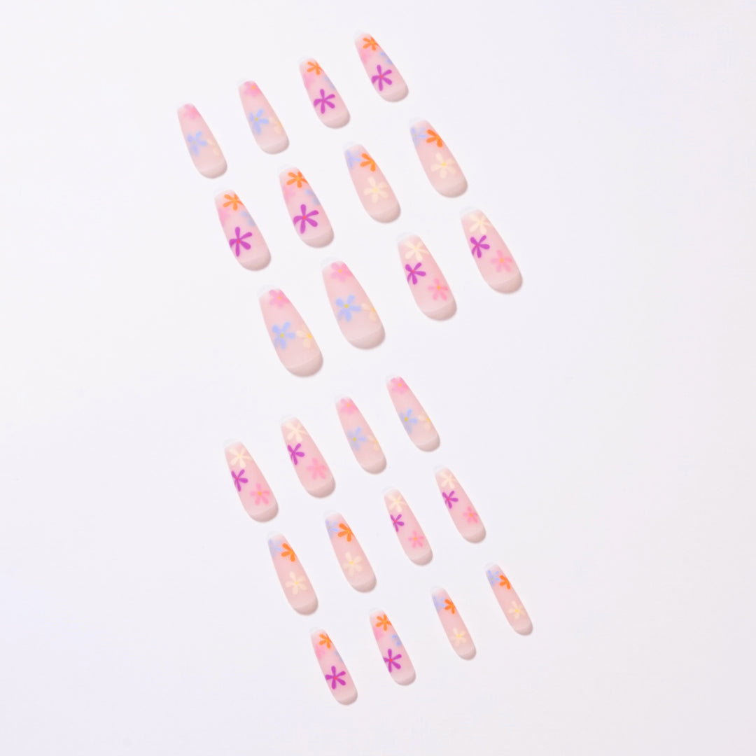 Künstliche Nagelverlängerungen mit buntem Blumenmuster Karnz