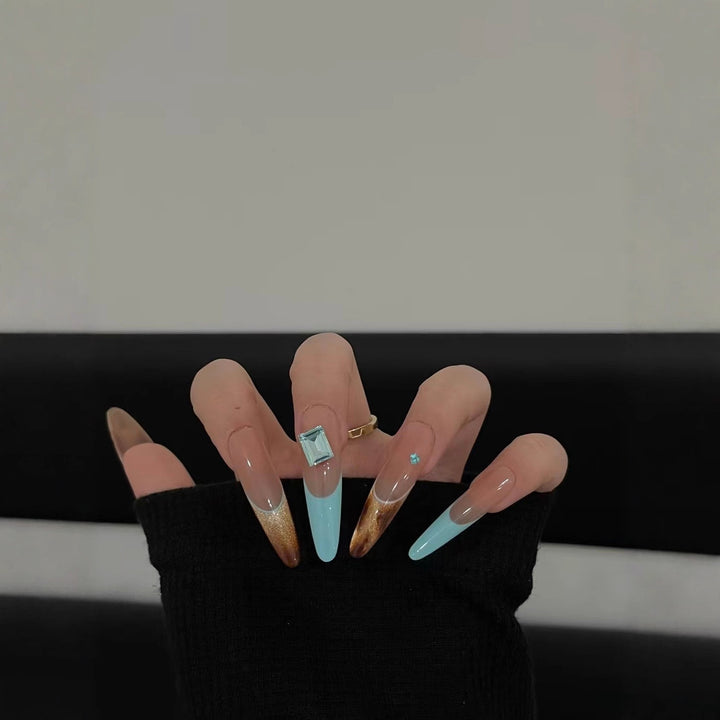 Elegante Stiletto-Nagelverlängerungen mit Glitzerakzenten