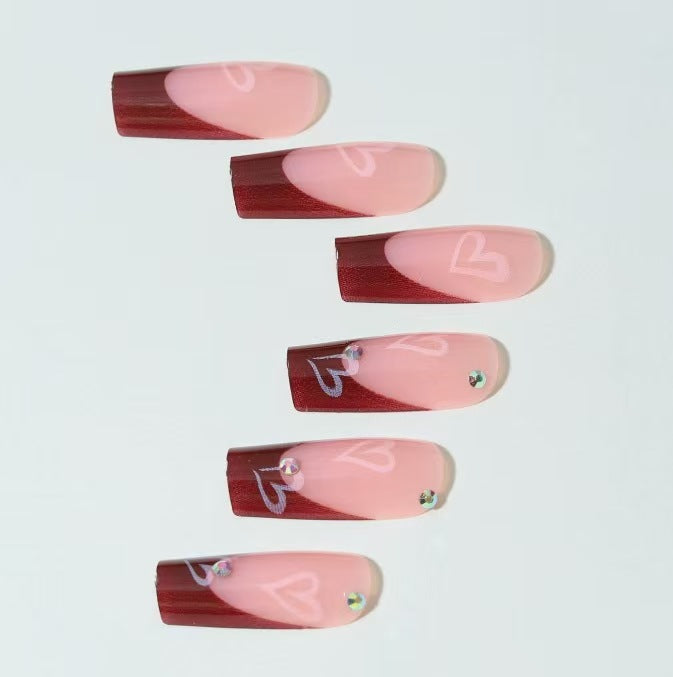 Dekoratives Press-On Nagelset mit Herzdesign Karnz