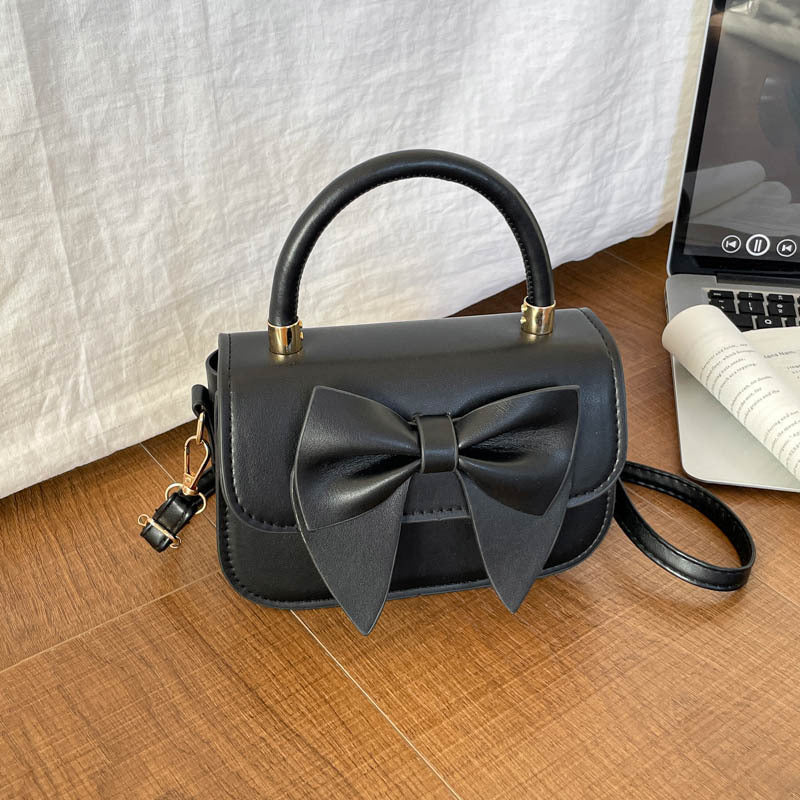 Schultertasche mit Schleifenakzent