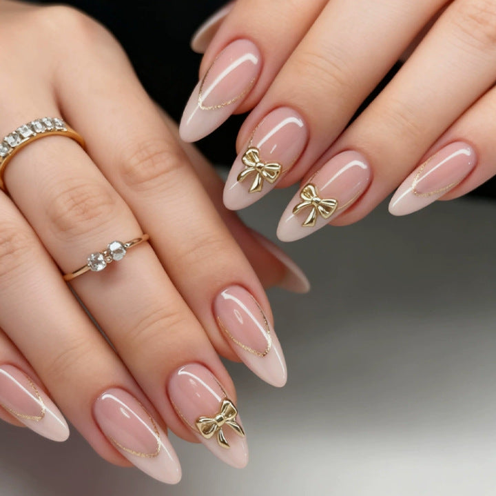 Kreatives Stiletto Kunstnagelset mit Goldverzierungen und transparentem Finish Karnz