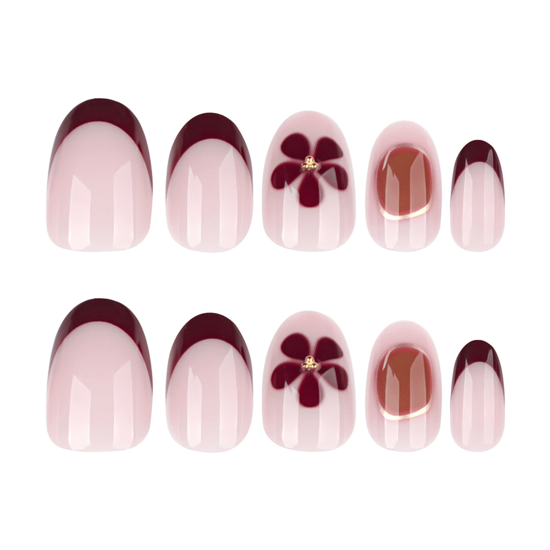 Elegante Nagelkunst mit floralen Akzenten und goldenen Details Karnz