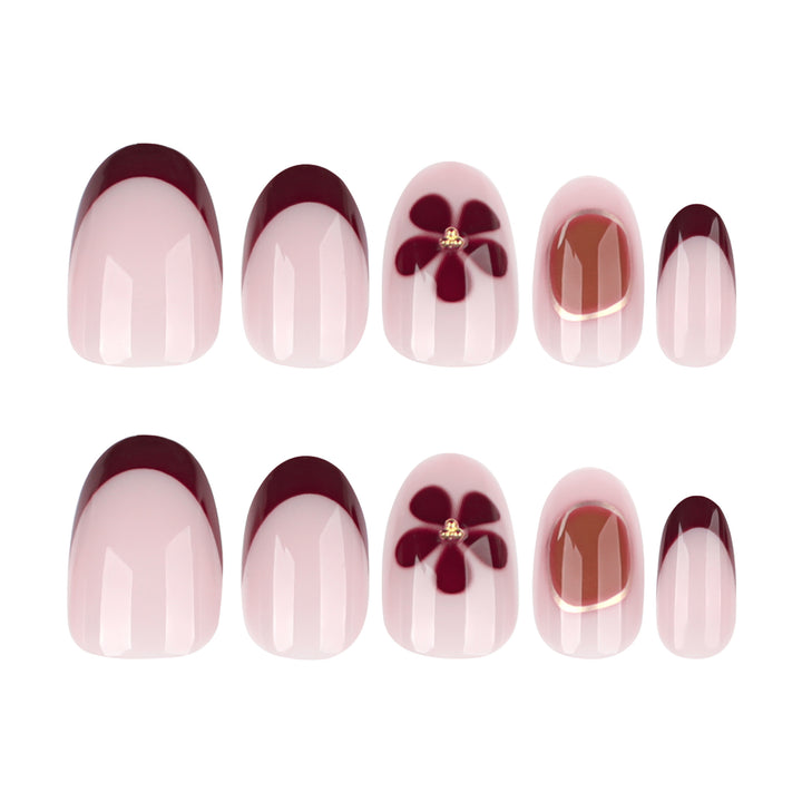 Elegante Nagelkunst mit floralen Akzenten und goldenen Details Karnz