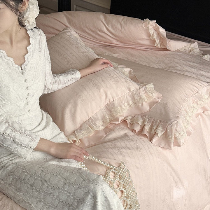 Elegantes Bettwäscheset mit Rüschenvolant, feiner Jacquardstruktur und Spitzenbesatz