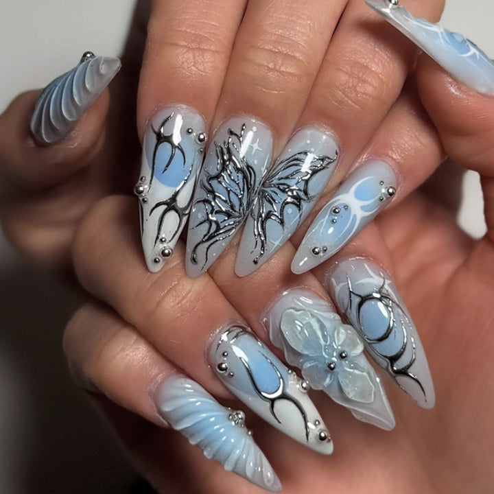 Elegante Kunstnägel mit floralen Akzenten Karnz