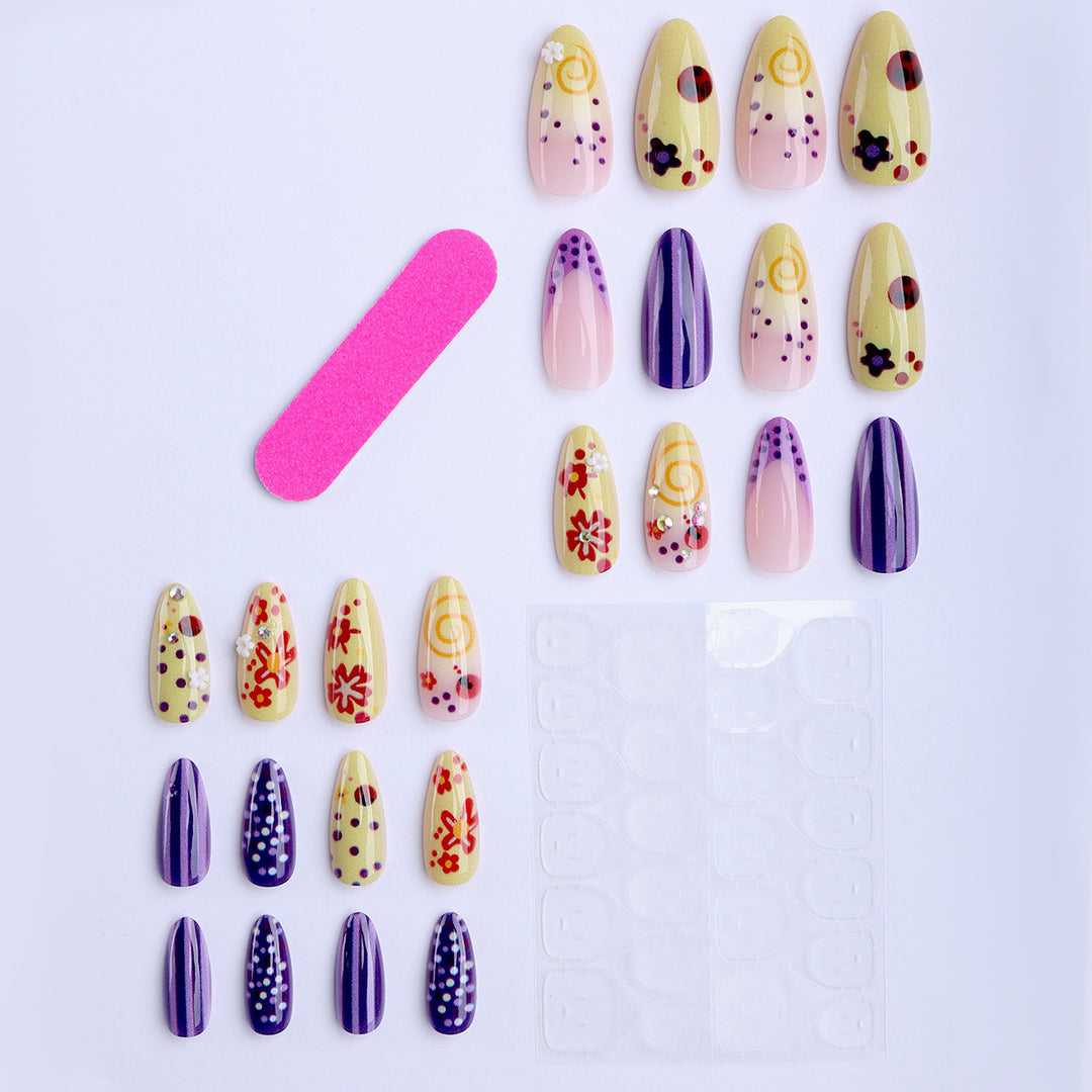Künstliche Fingernägel mit Floralem und Geometrischem Design Karnz