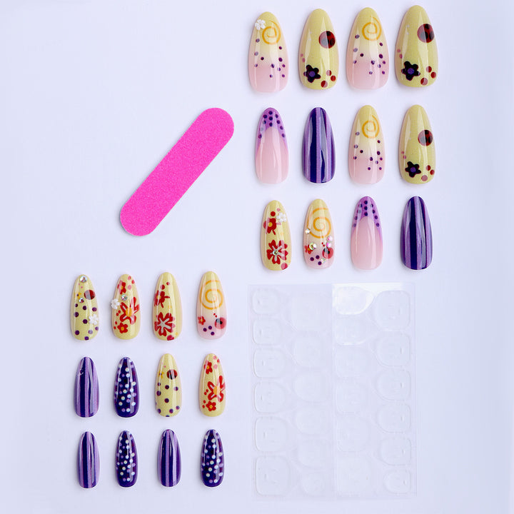Künstliche Fingernägel mit Floralem und Geometrischem Design Karnz