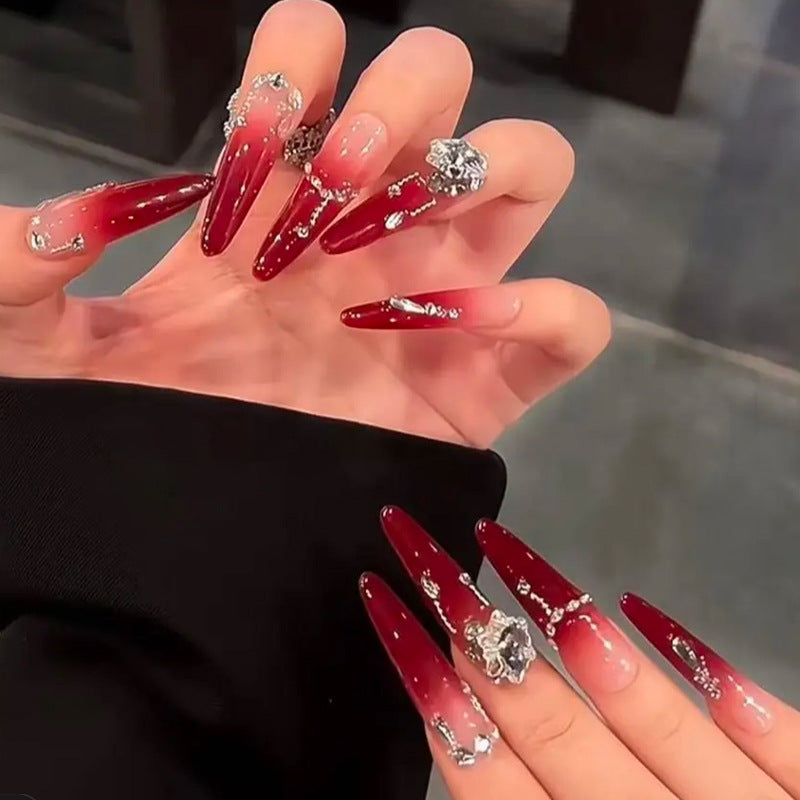 Kunstnägel mit eleganten Glitzer- und Schmuckakzenten Karnz