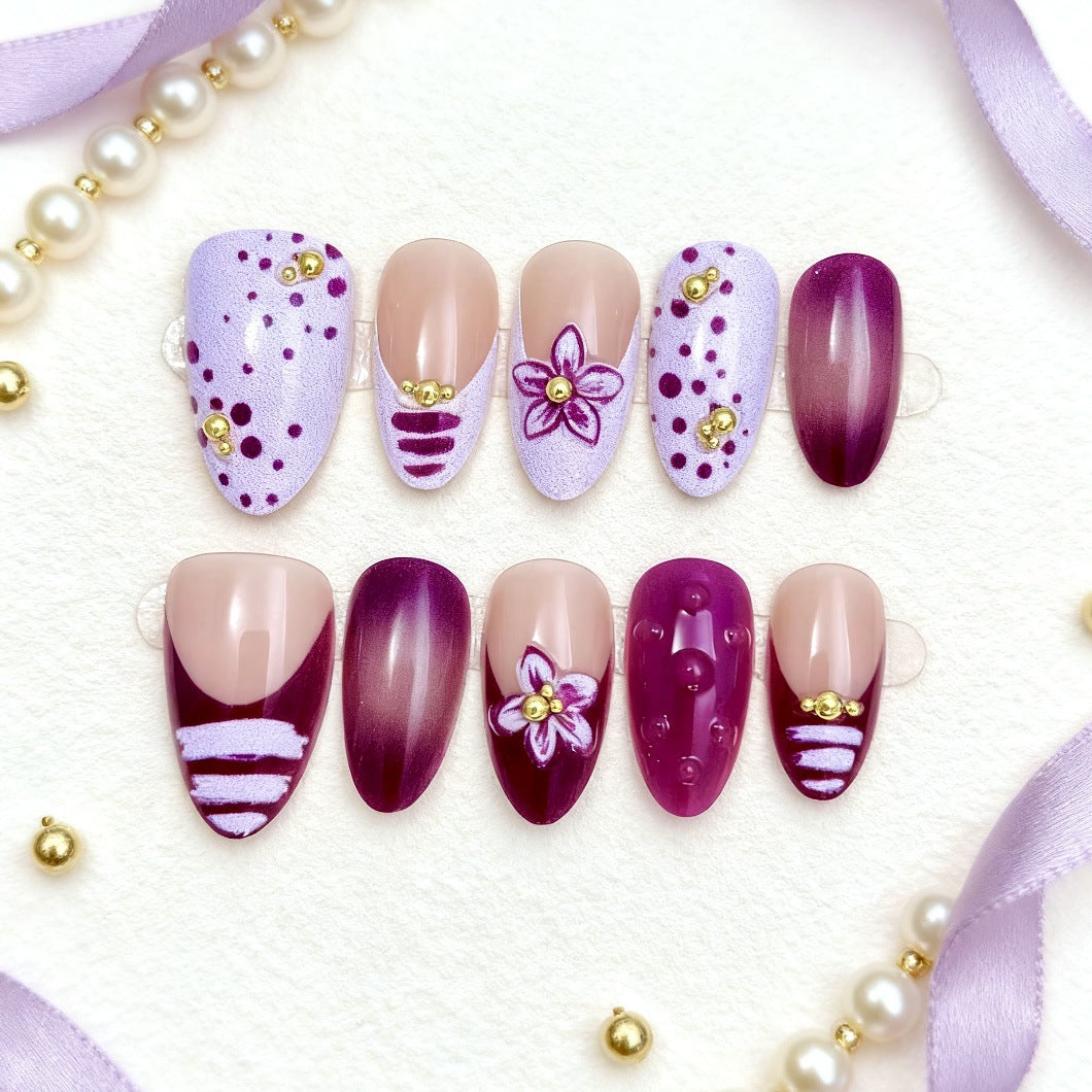 Dekoratives Press-On Nagelkunstset mit floralen Verzierungen