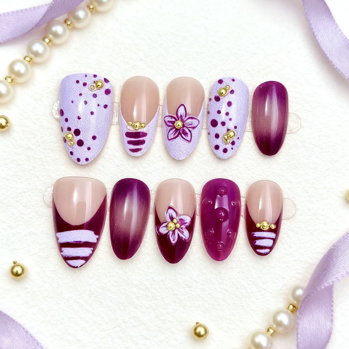 Dekoratives Press-On Nagelkunstset mit floralen Verzierungen