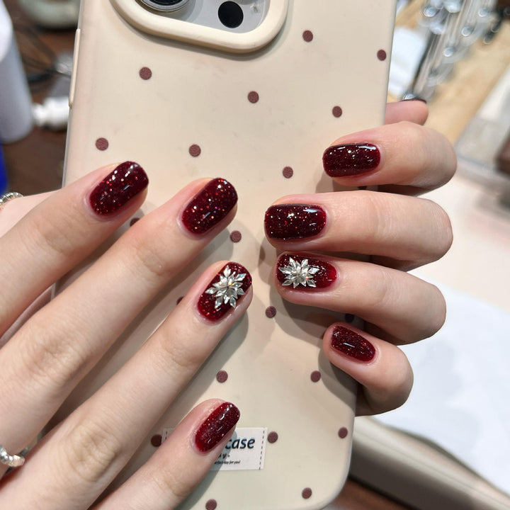 Glamouröse Kunstnägel mit Strass-Applikationen Karnz