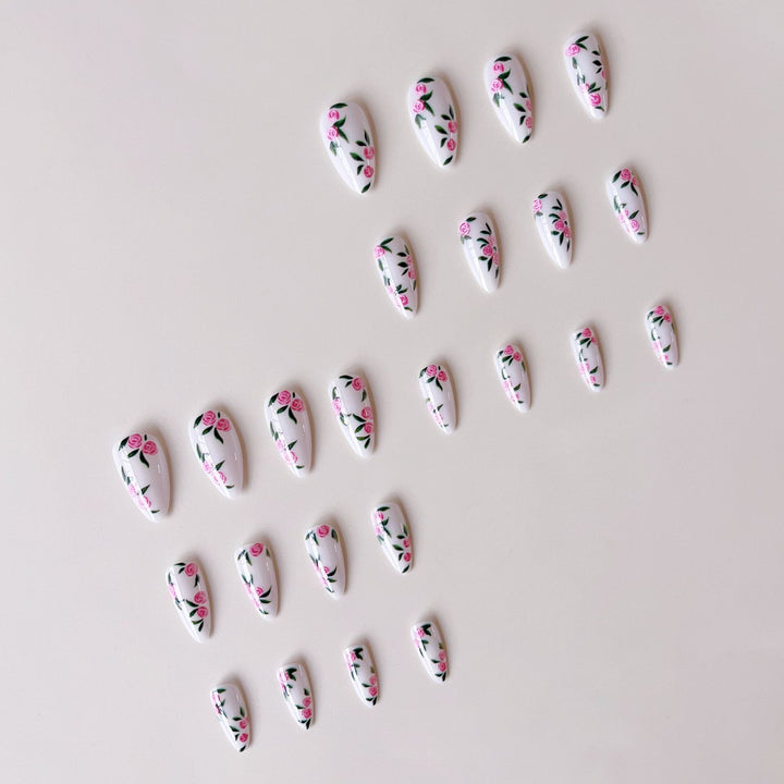 Kunstnagelset mit romantischen Rosenmotiven Karnz