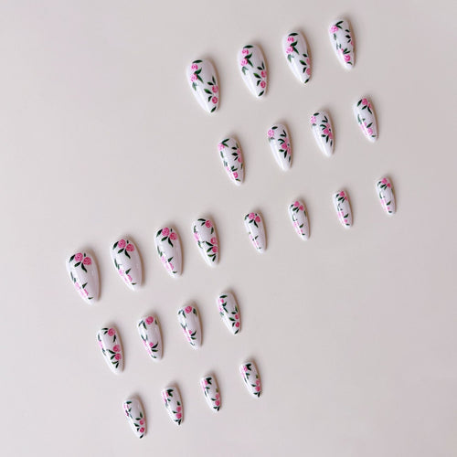 Kunstnagelset mit romantischen Rosenmotiven Karnz