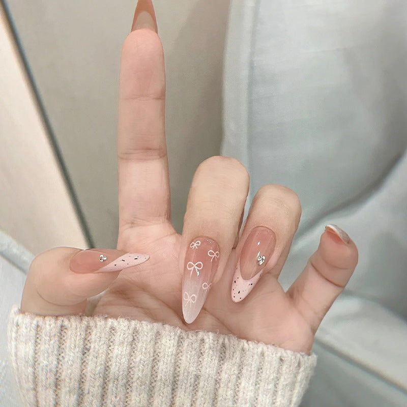 Elegante Kunstvoll Gestaltete Nagelverlängerungen Karnz